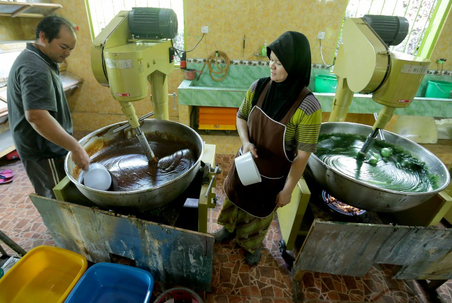 How long does it take to make one tonne of dodol?